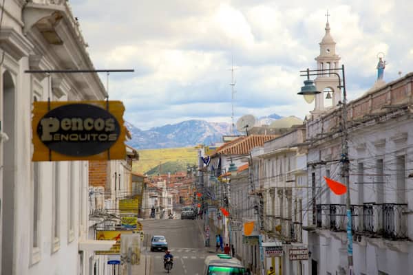 Universidad de San Francisco Xavier de Chuquisaca which includes a city