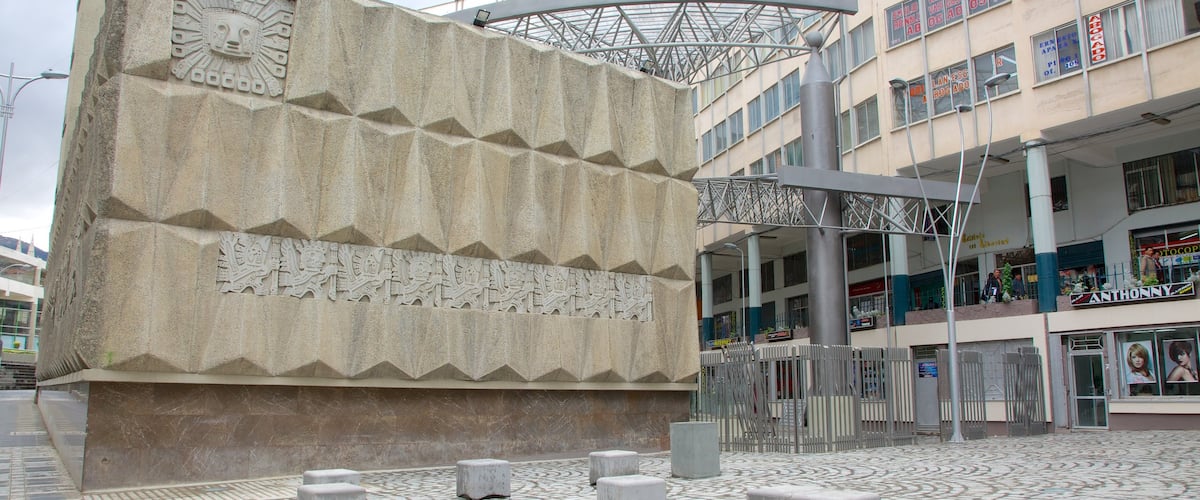 ลาปาซ เนื้อเรื่องที่ จัตุรัสหรือพลาซ่า