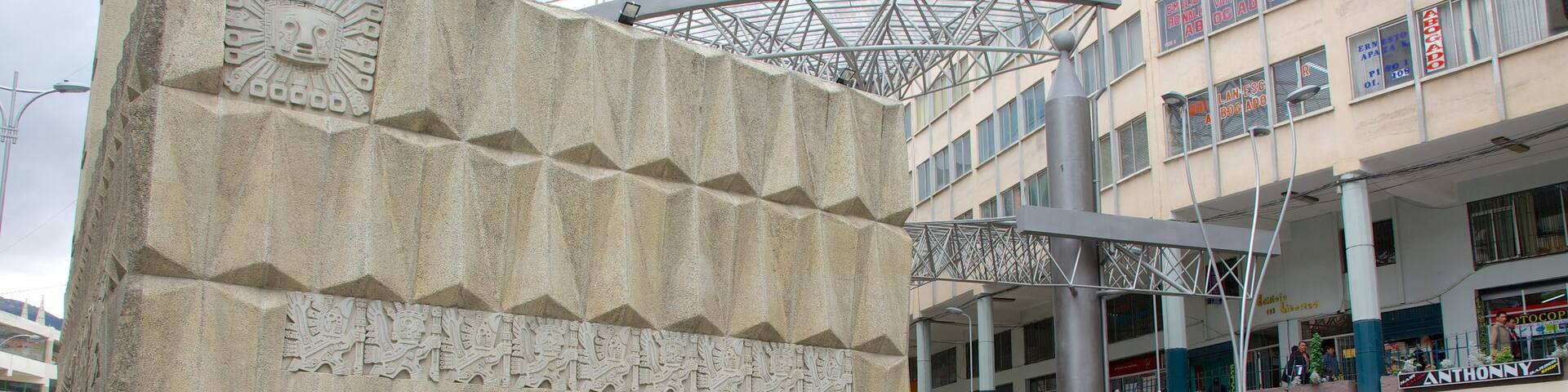 La Paz which includes a square or plaza