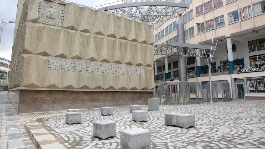 La Paz which includes a square or plaza
