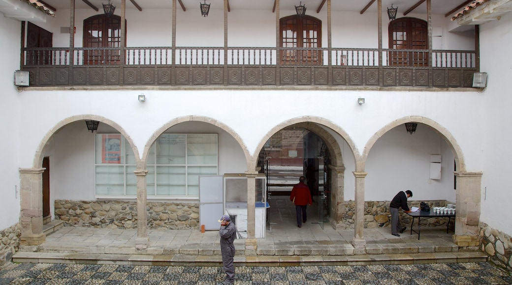 La Paz featuring interior views