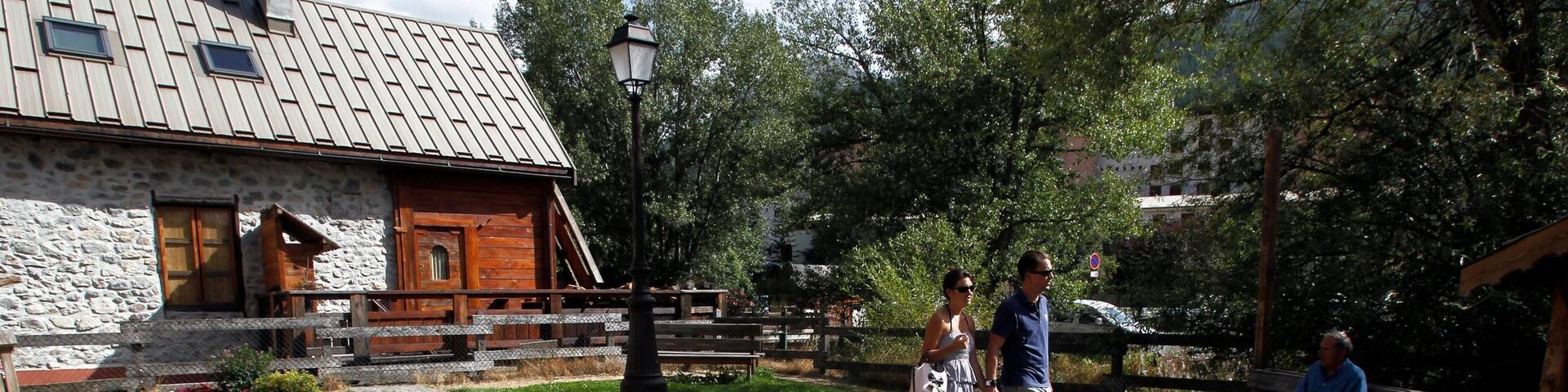 Aix-en-Provence featuring a park and flowers as well as a couple