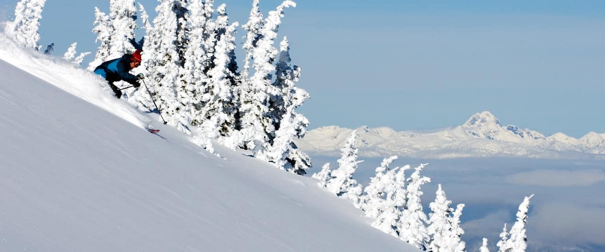 Sun Peaks showing snow skiing and snow