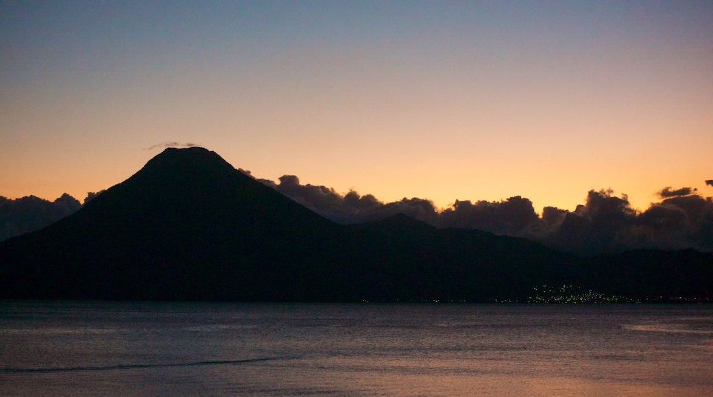 San Juan La Laguna que incluye una puesta de sol y vistas generales de la costa