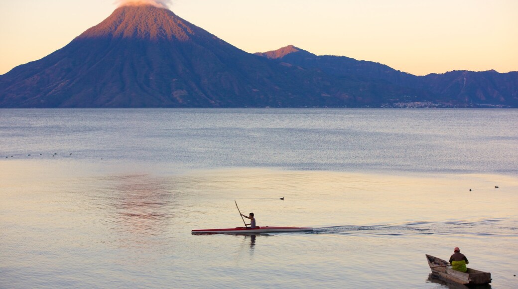 Volcán San Pedro ofreciendo montañas, vistas generales de la costa y kayak o canoa