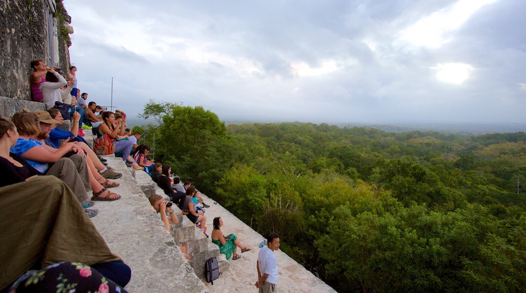 Tikal que incluye escenas forestales y escenas tranquilas y también un gran grupo de personas