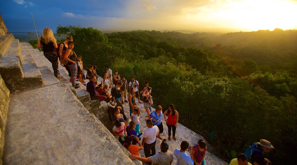 Tikal montrant forêts, coucher de soleil et patrimoine historique