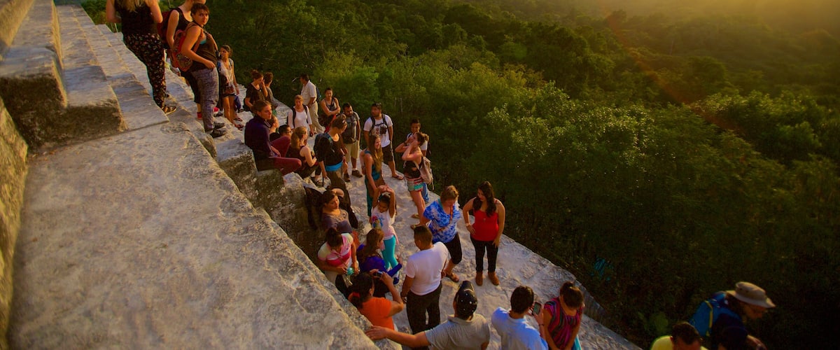 Tikal que incluye elementos del patrimonio, una puesta de sol y escenas forestales