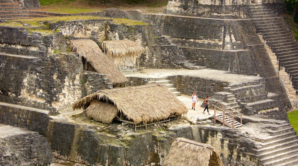 Tikal che include oggetti d\'epoca e monumento