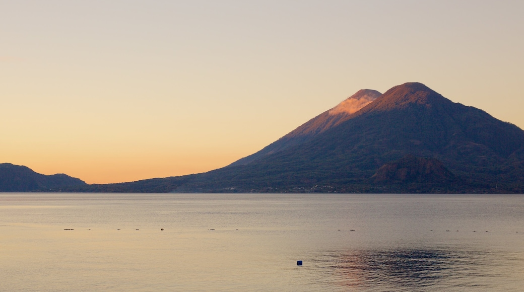 Vulkan San Pedro welches beinhaltet Berge, allgemeine Küstenansicht und Sonnenuntergang