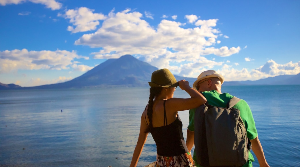 Vulkan Atitlán das einen Berge und allgemeine Küstenansicht sowie Paar