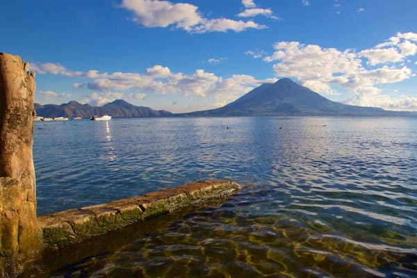 Vulkanen Atitlan som visar berg, en hamn eller havsbukt och kustutsikter