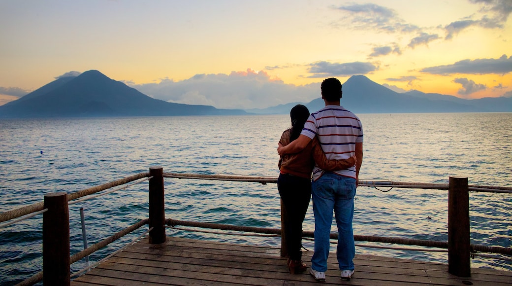 Vulkan Atitlán mit einem Berge, allgemeine Küstenansicht und Sonnenuntergang