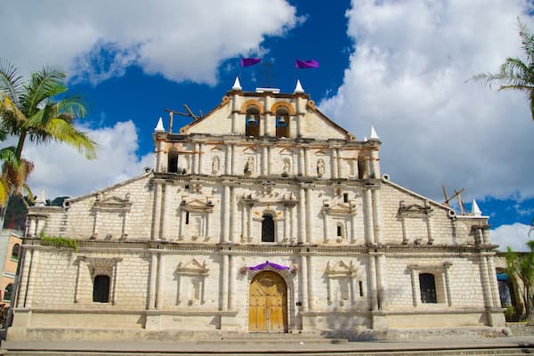 Iglesia Católica San Francisco de Asís presenterar historiska element och en kyrka eller katedral