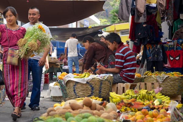 Panajachel Municipal Market som visar marknader såväl som en liten grupp av människor