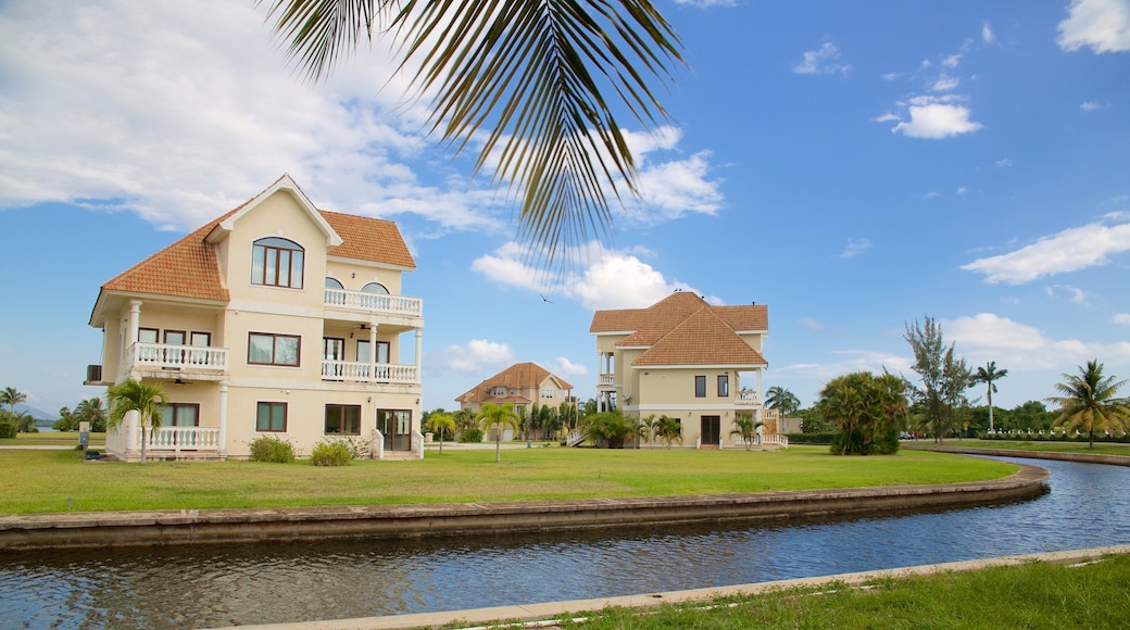 Strand von Placencia das einen Fluss oder Bach und Haus