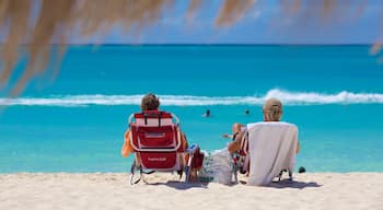 Eagle Beach presenterar en strand såväl som en liten grupp av människor