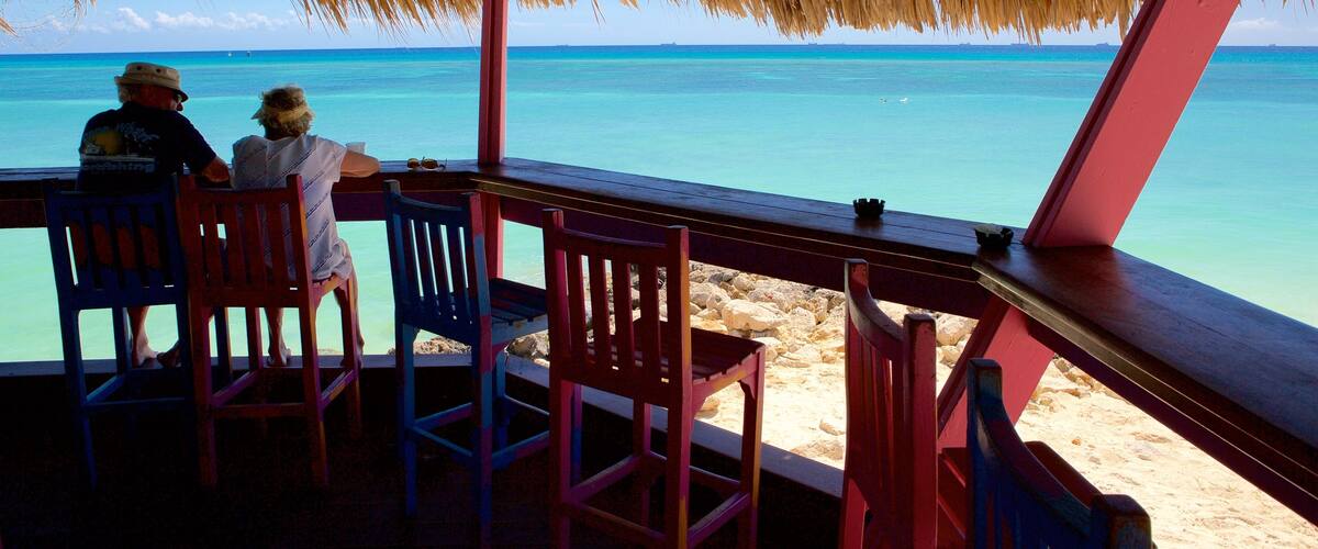 Oranjestad mostrando una playa y también una pareja