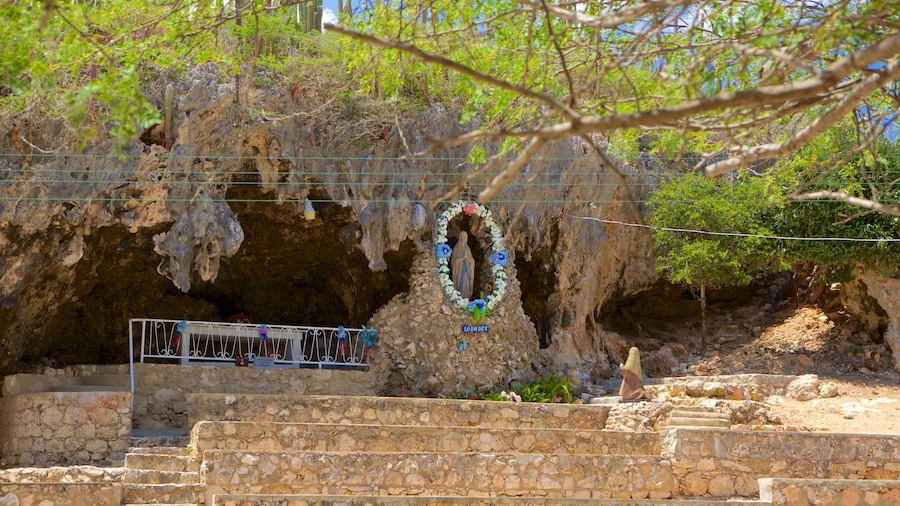 Grotta di Lourdes mostrando religiosità e grotte