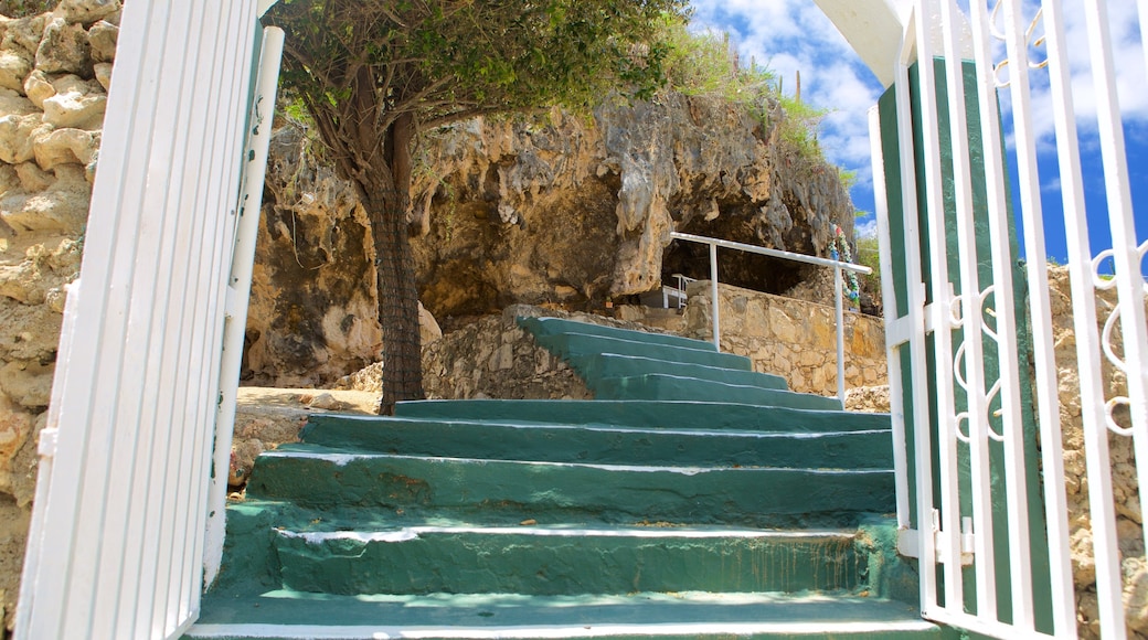 Gruta de Lourdes que inclui cavernas e elementos religiosos