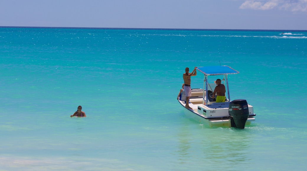 Playa de Eagle mostrando paseos en lancha y también un pequeño grupo de personas