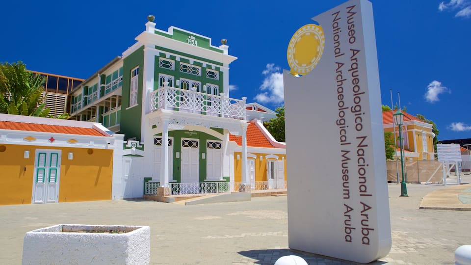 Museo Arqueológico Nacional de Aruba mostrando señalización y una pequeña ciudad o pueblo