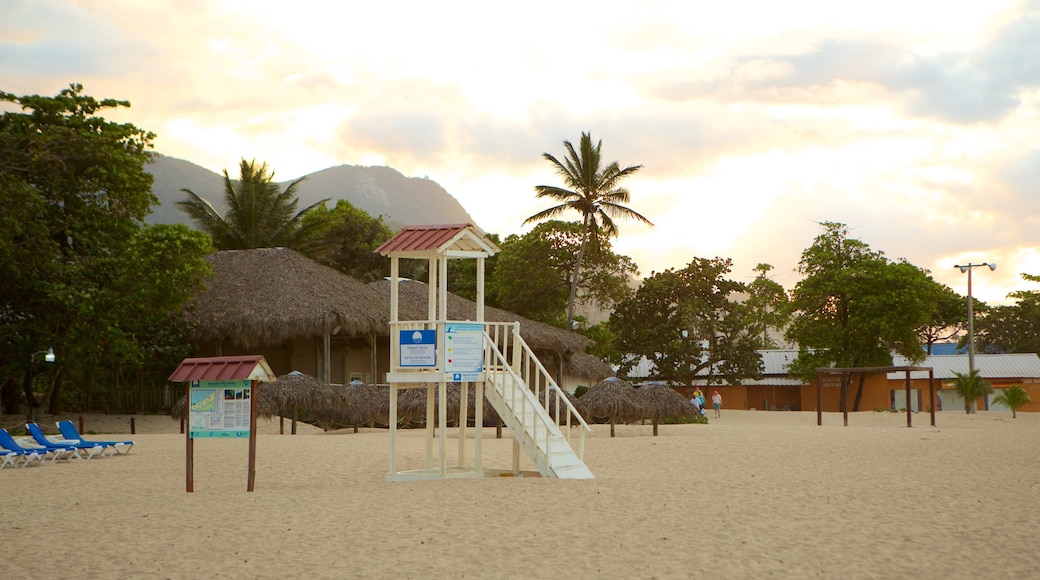 Playa Dorada som omfatter en solnedgang og en sandstrand