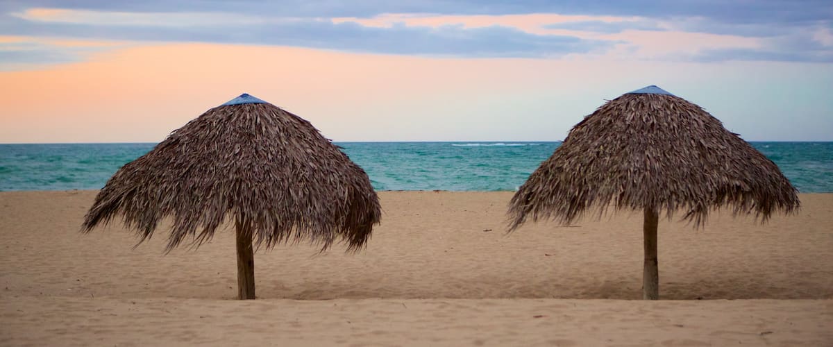 Playa Dorada qui includes coucher de soleil, scènes tropicales et plage