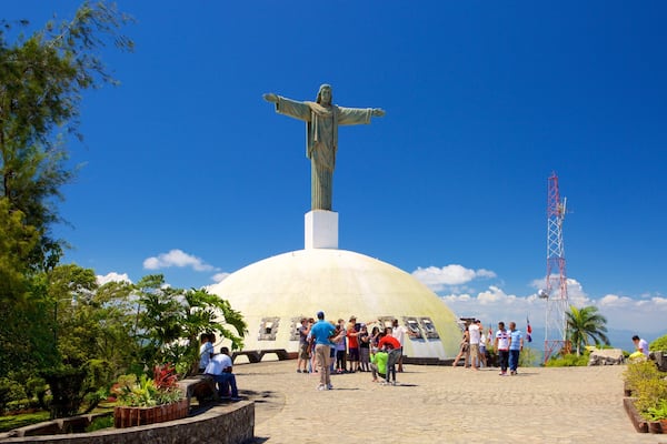 Pico Isabel de Torres showing a statue or sculpture and religious elements as well as a small group of people
