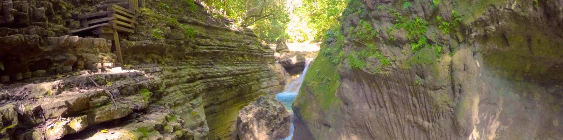 27 Charcos qui includes une riviĂšre ou un ruisseau et une gorge ou un canyon