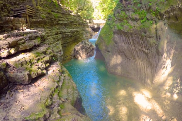 Cascadas Damajagua mit einem Fluss oder Bach und Schlucht oder Canyon