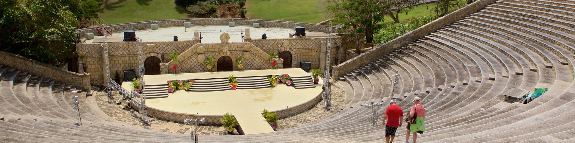 Altos de Chavon Amphitheater showing theater scenes