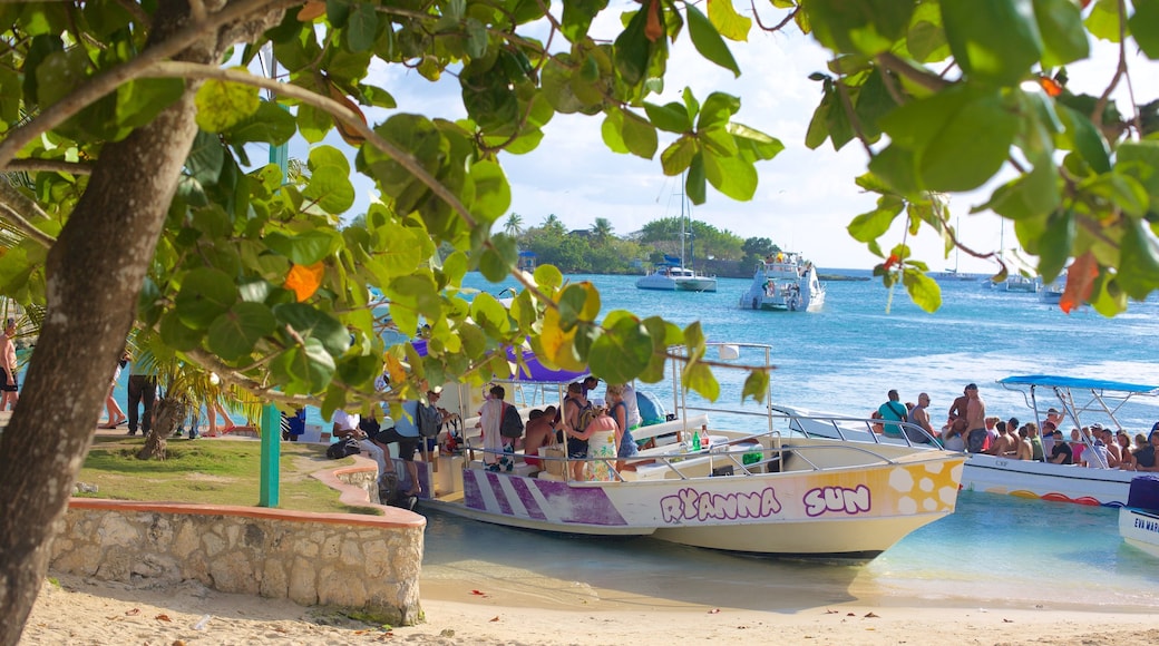 Playa Bayahibe das einen Bootfahren und Sandstrand