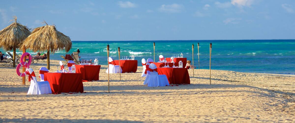 Uvero Alto mostrando una playa de arena, un hotel o resort de lujo y salir a cenar
