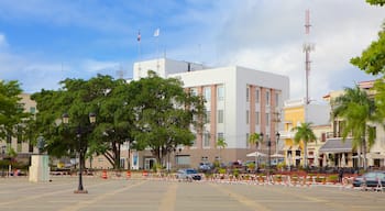 Alcázar de Colón que incluye una plaza y una ciudad