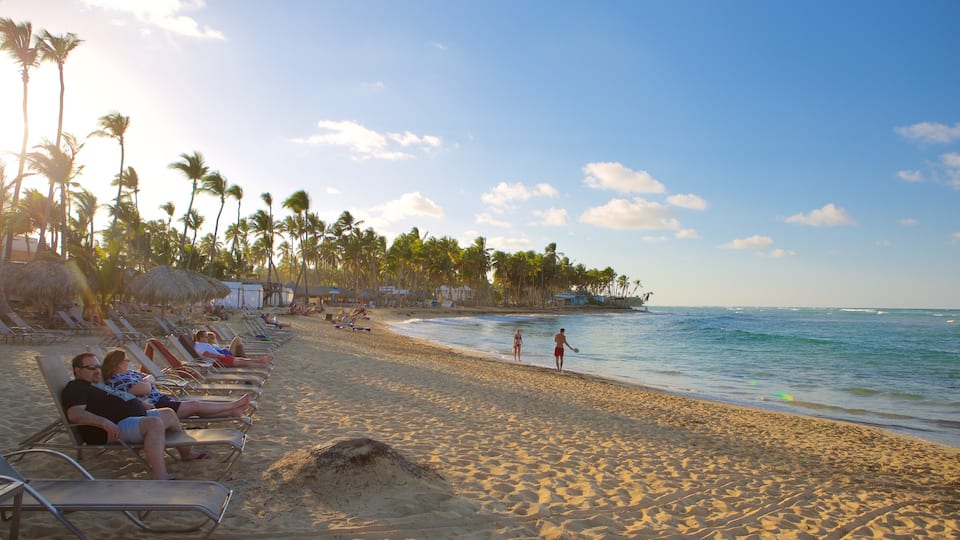 Uvero Alto que incluye una playa de arena y también un pequeño grupo de personas