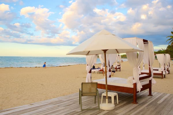 Playa Dorada montrant hĂŽtel ou complexe de luxe et plage de sable