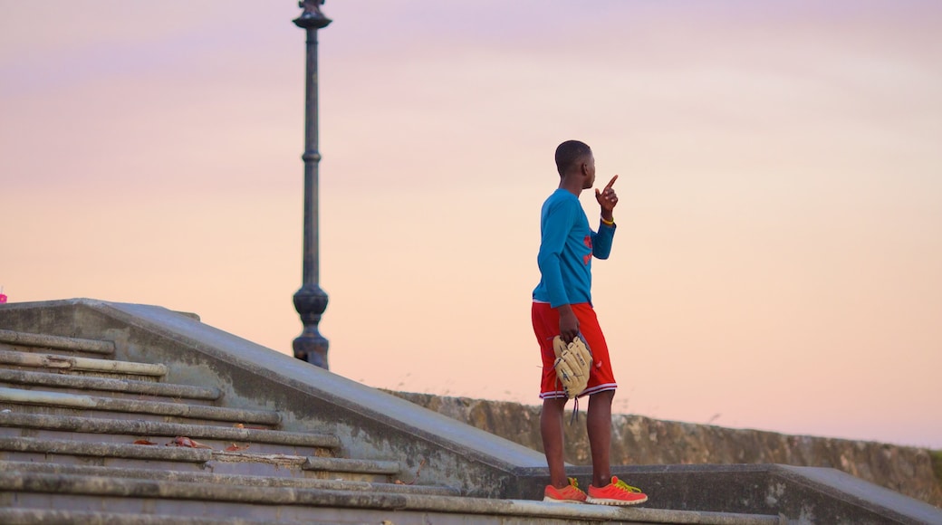 Faro a Colón que incluye una puesta de sol y también un hombre