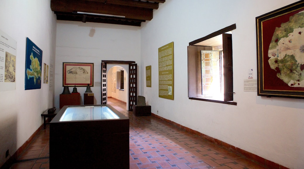 Museo de las Casas Reales mostrando vistas de interior