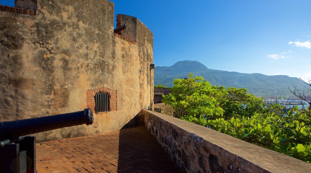 Fuerte de San Felipe mostrando elementos del patrimonio y artículos militares