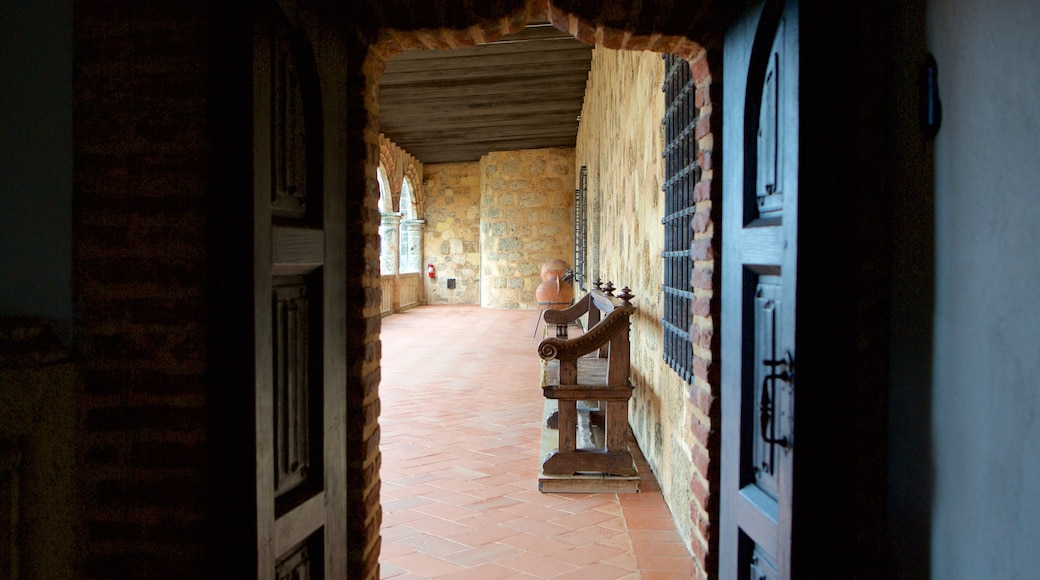 Alcazar de Colon que inclui elementos de patrimônio e vistas internas