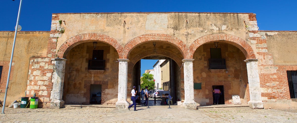 Fort Ozama featuring heritage elements