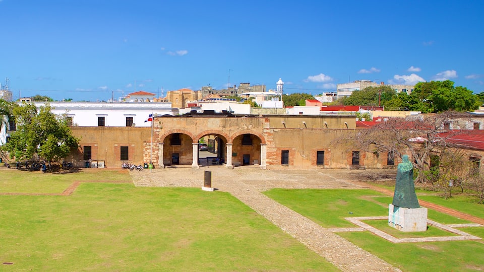 Fortaleza Ozama mostrando elementos del patrimonio