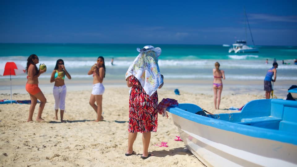 Playa Macao ofreciendo una playa y también un pequeño grupo de personas
