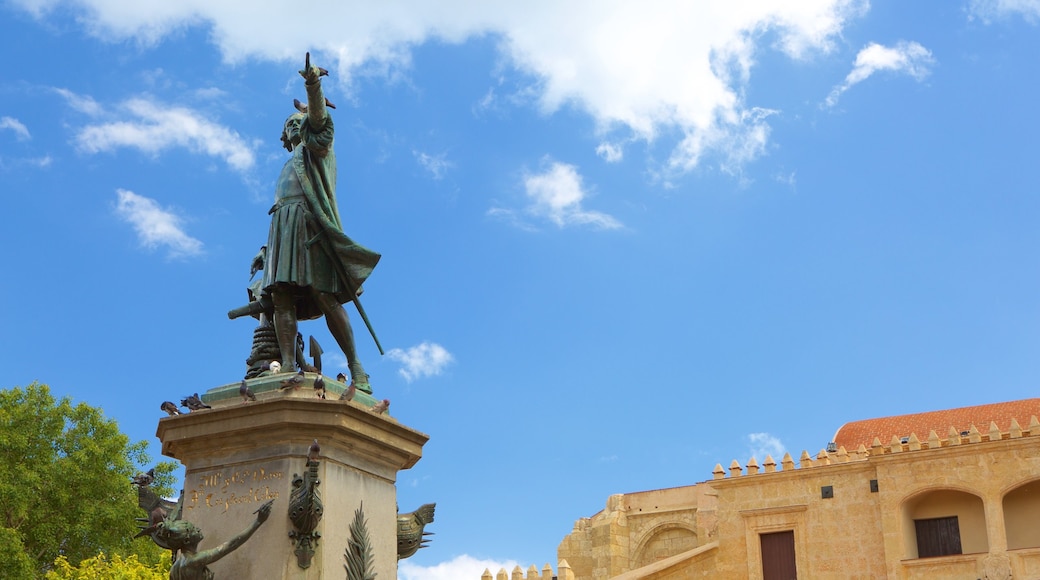 República Dominicana mostrando una estatua o escultura