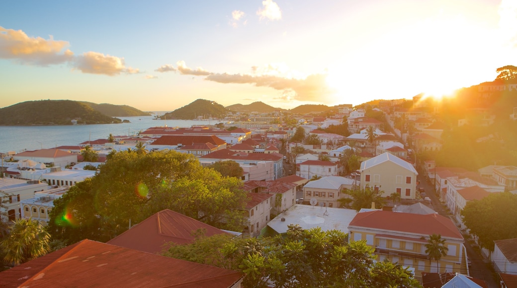 Charlotte Amalie mostrando um pôr do sol, uma cidade litorânea e paisagens litorâneas