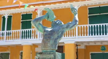 Frederiksted som inkluderar en staty eller skulptur