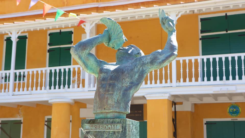 Frederiksted mostrando una estatua o escultura
