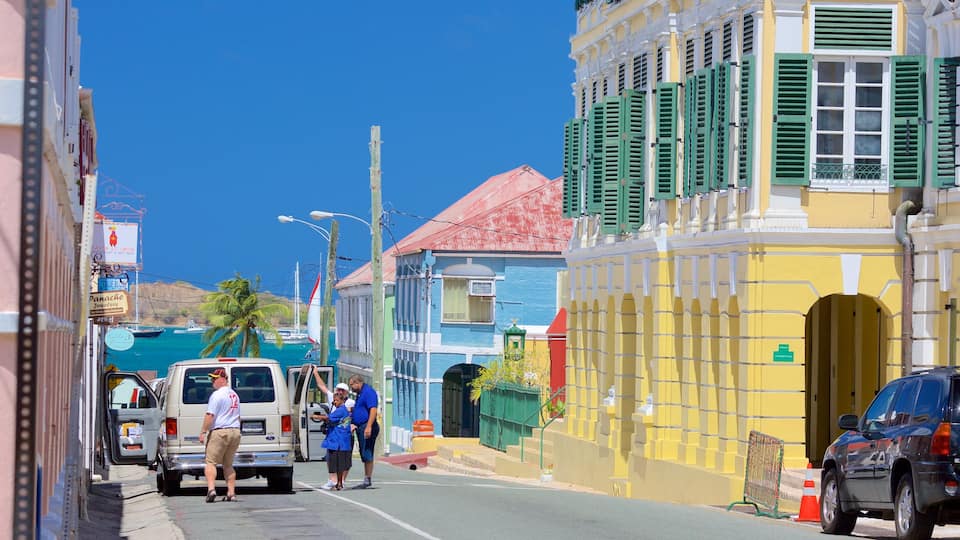 Christiansted que incluye vistas de una costa y un pueblo