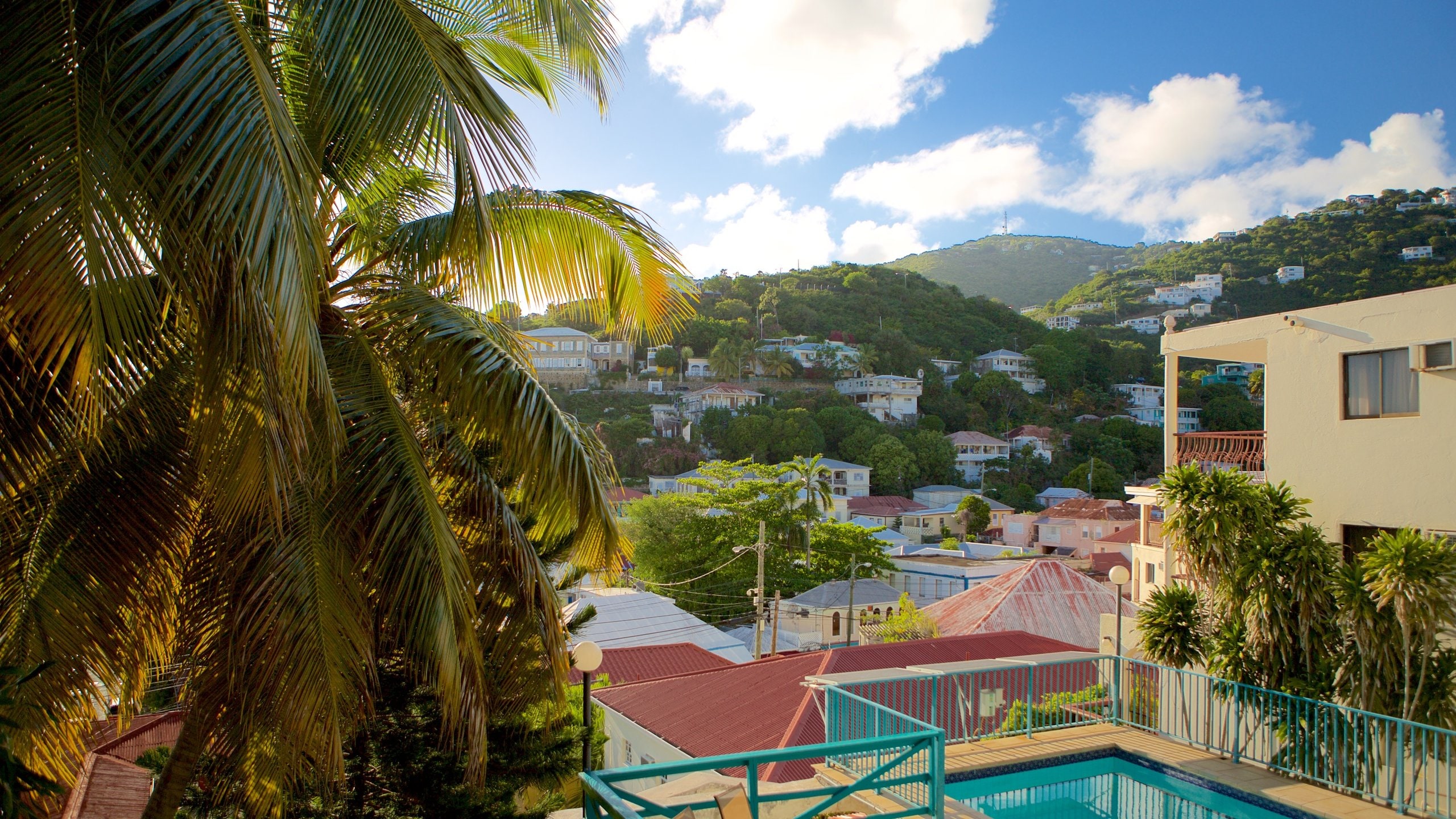 Charlotte Amalie mostrando una pequeña ciudad o pueblo